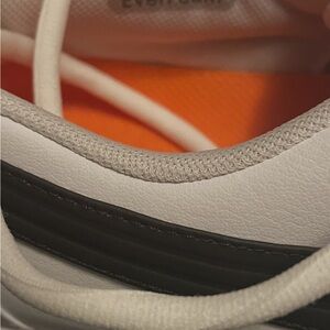 Men’s size 7 Golf shoes. Puma White and Black Shoes
NWT as in pictures.